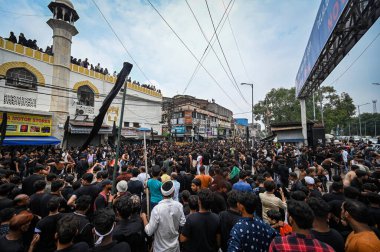 NEW DELHI, INDIA - 29 Temmuz 2023 tarihinde Şii Müslümanlar Yeni Delhi, Hindistan 'daki Şii Jamam Mescidi' nde bir Muharram geçit törenine katıldılar. Ashura, Hz. Muhammed tarafından öldürülen Hz. Muhammed 'in torunu İmam Hüseyin için yas tutuyor.