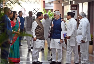 NEW DELHI, INDIA - 19 Temmuz 2023: Birlik Bakanı Prahlad Joshi, diğer parti liderleriyle birlikte, 19 Temmuz 2023 tarihinde Yeni Delhi, Hindistan 'da yapılan Muson Meclis oturumunun arifesinde tüm parti toplantılarından sonra ayrılır. (Fotoğraf: Sanjeev Verma / Hindustan Times)