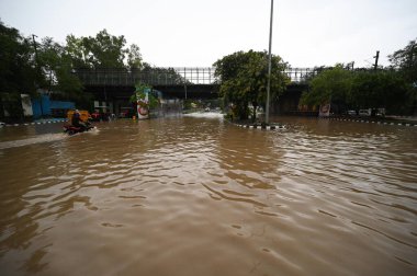 NEW DELHI, INDIA - 9 Temmuz 2023 'te Hindistan' ın Yeni Delhi kentinde muson yağmurlarından sonra ağır su basan Bhairav Marg altgeçidi manzarası. Delhi-NCR, Cuma, Cumartesi ve Pazar gecelerinde şiddetli yağmurdan sırılsıklam olmuştu. Gece yarısı...