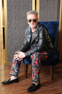 NEW DELHI, INDIA 15 HAZİRAN 2023 Hintli moda tasarımcısı Rohit Bal profil çekimi için poz 