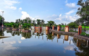 NEW DELHI, İNDİYA 19 HAZİRAN 2023 Rajghat 'tan akan suyu pompalamak için devam eden bir çalışma manzarası 