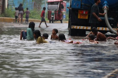 NEW DELHI INDIA 9 HAZİRAN 2023 Nizamuddin bölgesinde sular altında kalan çocuklar, şiddetli muson yağmurlarının ardından Delhi NCR şiddetli yağmurlara boğuldu 