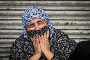 NEW DELHI, INDIA - 29 Temmuz 2023 tarihinde Yeni Delhi, Hindistan 'da Şii Müslüman kadınlar Şii Jamam Mescidi' nde düzenlenen bir geçit törenine katılırken yas tutuyorlar. Ashura, Hz. Muhammed 'in torunu İmam Hüseyin' in yasını tutuyor.