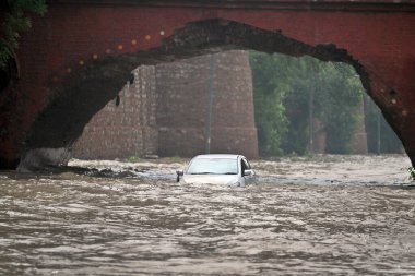 NEW DELHI, INDIA - 13 Temmuz 2023 'te Yeni Delhi, Hindistan' da Muson yağmurlarının ardından Yamuna Nehri seviyesinde yükselen Salimgarh Kalesi yakınlarındaki sel basmış yol manzarası.   