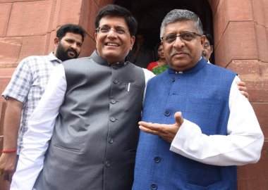 NEW DELHI, INDIA - 31 Temmuz 2023 tarihinde Hindistan 'ın Yeni Delhi kentinde yapılan Muson oturumunda BJP milletvekili Ravi Shankar Prasad ile birlikte Birlik Bakanı Piyush Goyal. (Fotoğraf: Sonu Mehta / Hindustan Times)