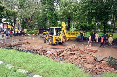 NEW DELHI, INDIA - 9 Temmuz 2023 'te Hindistan' ın Yeni Delhi kentinde, muson yağmurlarının ardından Sunder Nagar 'ın sınır duvarı çöktü. Delhi-NCR, Cuma, Cumartesi ve Pazar gecelerinde şiddetli yağmurdan sırılsıklam olmuştu. Gece duşu.