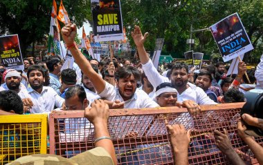 NEW DELHI, INDIA - 20 Temmuz: Hindistan Gençlik Kongresi üyeleri, 20 Temmuz 'da Hindistan' ın kuzeydoğusundaki Manipur eyaletinde devam eden etnik şiddet olaylarında kadınlara yönelik cinsel şiddet ve barış protestoları sırasında sloganlar attılar.