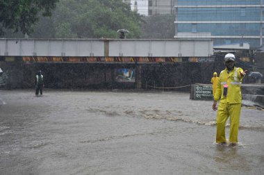 MUMBAI, INDIA - 26 Temmuz 2023 tarihinde Hindistan 'ın Mumbai kentinde, muson yağmurları altında Andheri' de Waterlogged nedeniyle araçlar için metro kapatıldı. (Fotoğraf: Vijay Bate / Hindustan Times)