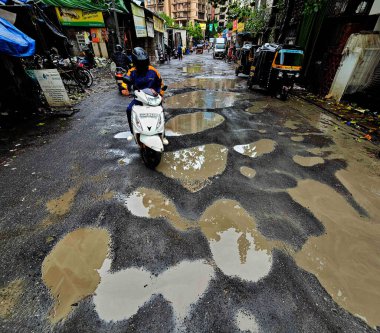 MUMBAI, INDIA - 29 Temmuz 2023 'te Hindistan' ın başkenti Mumbai 'de Veera Desai Kavşağı Yolu' nda görülen devasa bir çukur ve bu yol Andheri West 'teki Raine Mussoon' dan önce onarıldı. (Fotoğraf: Vijay Bate / Hindustan Times)