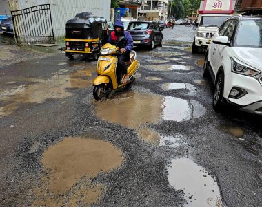 MUMBAI, INDIA - 29 Temmuz 2023 'te Hindistan' ın Mumbai kentinde, Andheri West 'teki Apna Bazar yakınlarındaki Manjrekar Yolu' nda görülen çukurlar. (Fotoğraf: Vijay Bate / Hindustan Times)