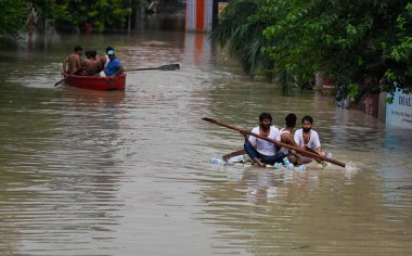 NEW DELHI, INDIA - 14 Temmuz 2023 'te Hindistan' ın Yeni Delhi kentinde muson yağmurlarının ardından Yamuna Nehri seviyesinde yükselen sel baskınındaki Yamuna Çarşısı bölgesinde kurtarma operasyonları yürüten yerel sakinler. Fotoğraf: Raj K Raj / Hindustan Times)