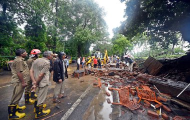 NEW DELHI, INDIA - 9 Temmuz 2023 'te Hindistan' ın Yeni Delhi kentinde, muson yağmurlarının ardından Sunder Nagar 'ın sınır duvarı çöktü. Delhi-NCR, Cuma, Cumartesi ve Pazar gecelerinde şiddetli yağmurdan sırılsıklam olmuştu. Gece duşu.