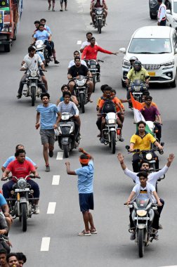 NOIDA, INDIA - 15 Temmuz 2023 'te Shivratri gününde, Kawariya, Dak Kavad' ı 95. Sektör 'de Noida, Hindistan' da taşıdı. (Fotoğraf: Sunil Ghosh / Hindustan Times )