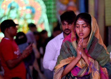 NOIDA, INDIA - 10 Temmuz 2023: Sawan ayının ilk Pazartesi günü Noida, Hindistan 'da 10 Temmuz 2023 tarihinde, Sektör 19' da Sanatan Dharam tapınağında ayinler düzenlenir. (Fotoğraf: Sunil Ghosh / Hindustan Times) 