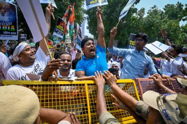 NEW DELHI, INDIA - 20 Temmuz: Hindistan Gençlik Kongresi üyeleri, 20 Temmuz 'da Hindistan' ın kuzeydoğusundaki Manipur eyaletinde devam eden etnik şiddet olaylarında kadınlara yönelik cinsel şiddet ve barış protestoları sırasında sloganlar attılar.