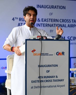 NEW DELHI, INDIA - 14 Temmuz: Jyotiraditya Scindia, Sivil Havacılık Bakanı, 14 Temmuz 2023 tarihinde Yeni Delhi, Hindistan 'da IGI Havaalanı' nda Dördüncü Pist ve Doğu Haçı Taxiway 'in açılış töreninde toplanmaya hitap eder. Fotoğraf: Vipin Ku