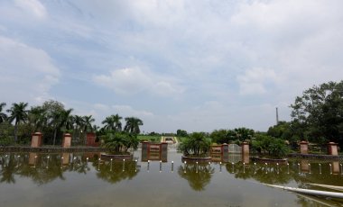 NEW DELHI, INDIA - 19 Temmuz 2023 'te Hindistan' ın başkenti Yeni Delhi 'de meydana gelen sel sonrası Rajghat' taki sel baskınının görüntüsü. Su seviyesi azaldıkça, ulusal başkentte günlük yaşam normale dönmeye başladı.