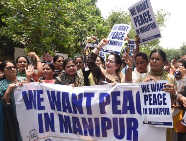 NEW DELHI, INDIA - 20 Temmuz 2024: Tüm Hindistan Mahila Kongresi Başkanı Vekili Netta D 'Souza ve Manipur Şiddeti karşıtlığını protesto eden Mahila Kongresi eylemcisi.