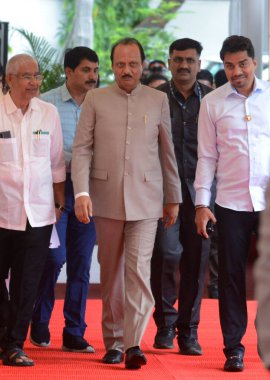 MUMBAI, INDIA - 18 Temmuz 2023 'te Hindistan' ın Mumbai kentinde, Vidhan Bhavan 'da muson yağmurlarının ikinci gününde Ajit Pawar grubundan MLA' lar devreye girdi. Fotoğraf: Satish Bate / Hindustan Times)