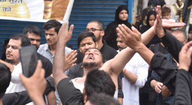 NEW DELHI, INDIA - 29 Temmuz 2024: Müslüman dindarlar, Yeni Delhi, Hindistan 'da 29 Temmuz 2023 tarihinde Şii Jama Mescid Kashmiri Kapısı' nda, 10 Muharram-ul-Haram günü için düzenlenen yas törenine katıldılar. Ashura, İmam Hüseyin 'in yasını tutuyor..