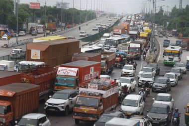 GURUGRAM, INDIA - 10 Ağustos 2024 'te Hindistan' ın Gurugram kentinde, Honda Chowk Kahramanı 'nın üstgeçişi yakınlarındaki yağmur nedeniyle NH-48' de trafik sıkışıklığı. (Fotoğraf: Parveen Kumar / Hindustan Times )