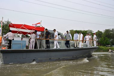 NEW DELHI, INDIA - 4 Temmuz 2023 tarihinde Hindistan 'ın Yeni Delhi kentinde, Yamuna' da yeni tespit edilen navigasyon kanalını denetleyen NGT Adarsh Goel ve Deniz Kuvvetleri yetkilileri ile birlikte Delhi LG Vinai Kumar Saxena. Fotoğraf: Sanjeev Verma / Hindustan T