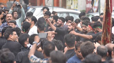 NEW DELHI, INDIA - 29 Temmuz 2024: Müslüman dindarlar, Yeni Delhi, Hindistan 'da 29 Temmuz 2023 tarihinde Şii Jama Mescid Kashmiri Kapısı' nda, 10 Muharram-ul-Haram günü için düzenlenen yas törenine katıldılar. Ashura, İmam Hüseyin 'in yasını tutuyor..