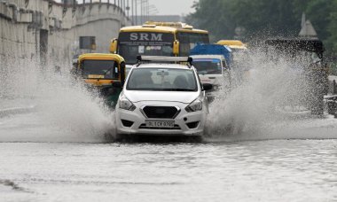 NEW DELHI, INDIA 26 Temmuz 2023 'te Yeni Delhi Hindistan' da muson yağmurları sırasında Mayur Vihar Faz 2 'ye yakın bir alanda yürüdü.