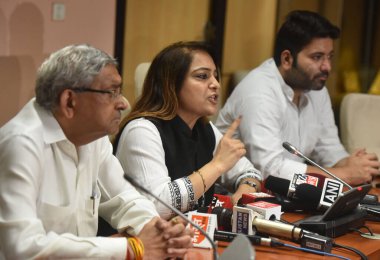 NEW DELHI, INDIA - 4 Temmuz: Delhi Belediye Başkanı Shelly Oberoi, (C) Delhi Belediye Başkan Yardımcısı Aaley Mohammad Iqbal (R) MCD Genel Başkanı Mahesh Goyal (L) basın toplantısında basın mensuplarına seslendi