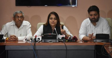 NEW DELHI, INDIA - 4 Temmuz: Delhi Belediye Başkanı Shelly Oberoi, (C) Delhi Belediye Başkan Yardımcısı Aaley Mohammad Iqbal (R) MCD Genel Başkanı Mahesh Goyal (L) basın toplantısında basın mensuplarına seslendi