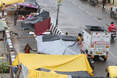 NEW DELHI, INDIA - 26 Temmuz 2023 'te Hindistan' ın Yeni Delhi kentinde Mayur Vihar 'ın karşısında geçici olarak çalışan kadını sel etkiledi. (Fotoğraf: Salman Ali / Hindustan Times 