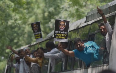 NEW DELHI, INDIA - 20 Temmuz 2023 'te Hindistan' ın Yeni Delhi şehrinde Merkez Hükümeti 'ni protesto eden Hint Gençlik Kongresi eylemcisi, ülke genelinde artan enflasyon ve işsizliği protesto etti.. 