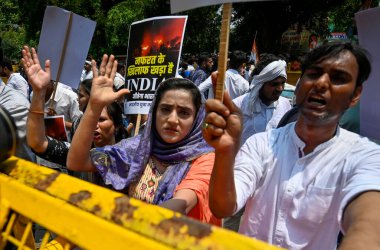 NEW DELHI, INDIA - 20 Temmuz: Hindistan Gençlik Kongresi üyeleri, 20 Temmuz 'da Hindistan' ın kuzeydoğusundaki Manipur eyaletinde devam eden etnik şiddet olaylarında kadınlara yönelik cinsel şiddet ve barış protestoları sırasında sloganlar attılar.