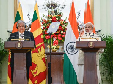 NEW DELHI INDIA 21 HAZİRAN 2023 Başbakan Narendra Modi ve Sri Lanka Başkanı Ranil Wickremesinghe Hyderabad Evi 'ndeki toplantının ardından yaptıkları ortak basın açıklamasında