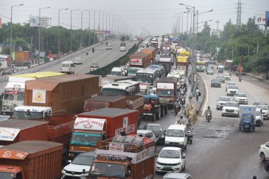 GURUGRAM, INDIA - 10 Ağustos 2024 'te Hindistan' ın Gurugram kentinde, Honda Chowk Kahramanı 'nın üstgeçişi yakınlarındaki yağmur nedeniyle NH-48' de trafik sıkışıklığı. (Fotoğraf: Parveen Kumar / Hindustan Times )