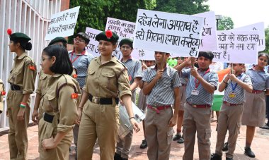 NEW DELHI, INDIA - 9 AĞUSTOS 2024: Har Ghar Tiranga Abhiyaan yürüyüşü kapsamında Ulusal Bayrak ve Pankartlara sahip okul çocukları Kızıl Kale yakınlarındaki Charti Lal Goel Miras Parkı 'na yürüyor..