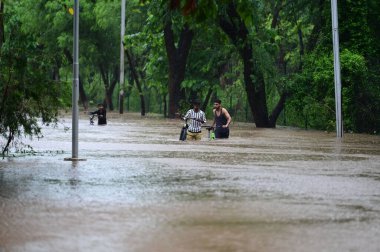CHANDIGARH, INDIA - 9 Temmuz 2023 'te, Hindistan' ın Chandigarh kentinde, Kaimbala köyünde sağanak yağmurdan sonra, su kuyusu kazmak. (Fotoğraf: Ravi Kumar / Hindustan Times ) 