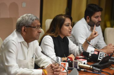 NEW DELHI, INDIA - 4 Temmuz: Delhi Belediye Başkanı Shelly Oberoi, (C) Delhi Belediye Başkan Yardımcısı Aaley Mohammad Iqbal (R) MCD Genel Başkanı Mahesh Goyal (L) basın toplantısında basın mensuplarına seslendi