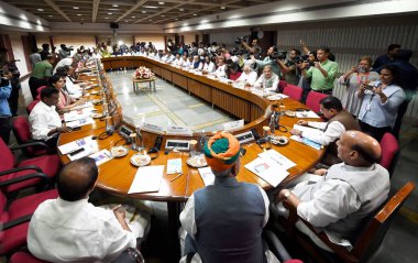 NEW DELHI, INDIA - 19 Temmuz 2023: Savunma Bakanı Rajnath Singh ile Birlik Bakanı Arjun Ram Meghwal ve diğer liderler, 19 Temmuz 2023 tarihinde Yeni Delhi, Hindistan 'da yapılan Muson Parlamento oturumunun arifesinde yapılan bir parti toplantısında. Fotoğraf: Sanjeev ve