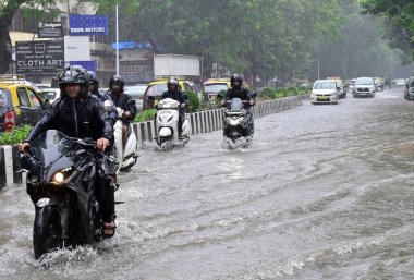 MUMBAI, INDIA - 27 Temmuz 2023 'te Hindistan' ın Mumbai kentinde, Churchgate ve Marine Drives arasında Maharshi Karve Yolu 'nda su kütüğü. Fotoğraf: Anshuman Poyrekar / Hindustan Times)