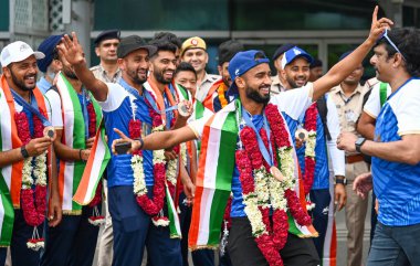 NEW DELHI, INDIA - 10 Ağustos 2024 'te Hindistan' ın başkenti Yeni Delhi 'ye gelen Paris Olimpiyat madalyalı Hintli Hokey oyuncuları karşılandı. Hindistan üst üste ikinci bronz madalyasını kazandı 