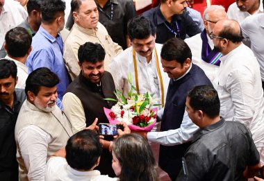 MUMBAI INDIA 2 Temmuz 2023 NCP lideri ve Shiv Sena lideri Raj Bhavan Ajit Pawar 'da yemin ettikten sonra Dy CM Devendra Fadnavis ile iletişime geçtiler.
