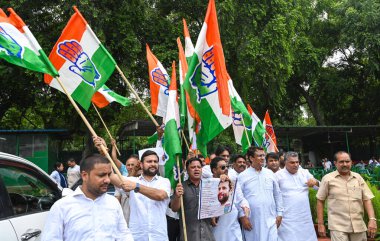 NEW DELHI, INDIA - 7 Haziran: DPCC başkanı Anil Chaudhary ve parti çalışanları, Gujarat Yüksek Mahkemesi 'nin Gandhi' nin bir suç iftirası davasında mahkumiyet talebini geri çekmesi sonrasında AICC genel merkezinde Rahul Gandhi 'ye destek için sloganlar attılar