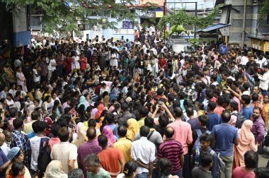 KOLKATA, INDIA - 10 AĞUSTOS: 10 Ağustos 'ta R G Kar Tıp Fakültesi & Hastanesi' nde bir PGT kadın doktoruna tecavüz ve cinayet iddiasıyla süresiz olarak işten çıkarıldı, 