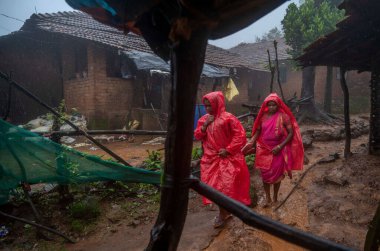 RAIGAD, INDIA - 21 Temmuz 2023 tarihinde Hindistan 'ın Raigad kentindeki Khalapur Irshalwadi Köyü' ndeki heyelan sonrasında insanlar. En az 16 kişi öldü ve 100 'den fazla insanın enkaz ve gevşek toprak altında kalmasından korkulan bir köy olan Irshalwadi' deki heyelanın ardından