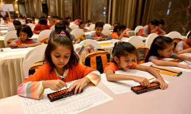 MUMBAI, INDIA 30 Temmuz 2023 'te çeşitli okullardan 700' den fazla öğrenci bu mega yarışmaya katıldı. SIP Bölgesel Dahi Yarışması, Vile Parle 'daki konsantrasyon hafızası ve aritmetik becerilerini sergilemek için düzenlendi.