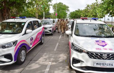 MUMBAI, INDIA - 11 Temmuz: Mumbai Emniyet Müdürü Vivek Phansalkar ve Mumbai Emniyet Müdürü Deven Bharti Nirbhaya Mangası ve Polis Aracı 'nın Mumbai' deki tüm karakollara bayrak kaldırma töreninde