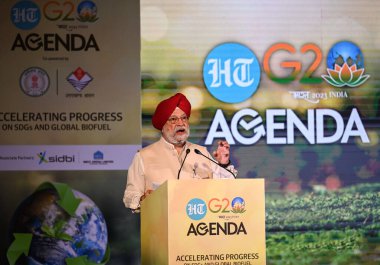NEW DELHI, INDIA - 11 Temmuz: Hardeep Singh Puri, Sendika Bakanı, Petrol ve Doğal Gaz ve Konut ve Kentsel İlişkiler Bakanı SDGS Progess ve HT G20 Ajandasında Sangri-La Eros Janpath Janpath 'te Küresel Biyoyakıt İdari Konuşması sırasında