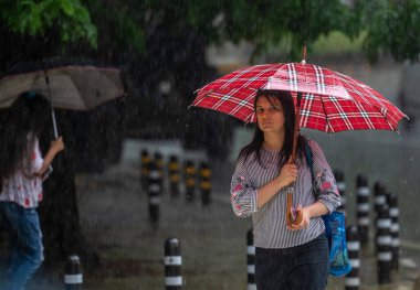MUMBAI, INDIA - 26 Temmuz 2023 'te Hindistan' ın Mumbai şehrinde insanlar yoğun yağmurdan geçiyorlar. Fotoğraf: Satish Bate / Hindustan Times)