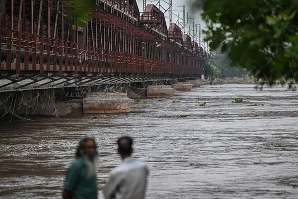 NEW DELHI, INDIA - 24 Temmuz 2023 'te Yeni Delhi, Hindistan' da şiddetli muson yağmurları sonrasında Yamuna Nehri 'nin yükselen su seviyesinin genel görünümü.